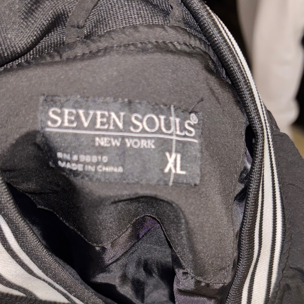 Black and White Graphic Jacket - Picture 4 of 4